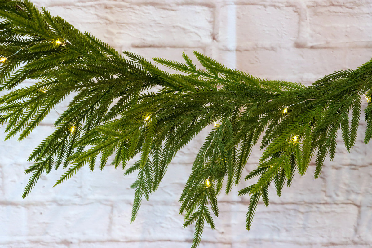 Realistic Pine Christmas Garland – 183cm | LED Lights